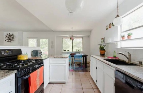 East Congress House | Charming South Congress Home 2/2