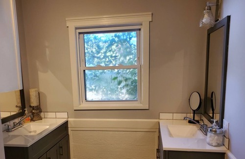 York House | Charming Southern Manor 4 Bedrooms & Porch Swings