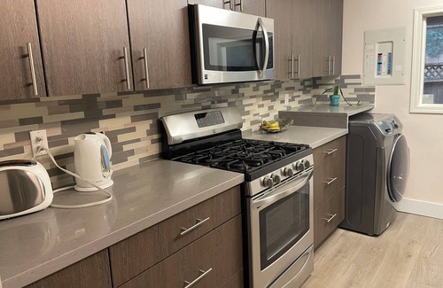 District of North Vancouver Apartment | Charming spacious 1-bedroom apartment in North Vancouver