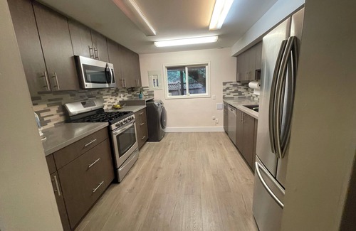 District of North Vancouver Apartment | Charming spacious 1-bedroom apartment in North Vancouver
