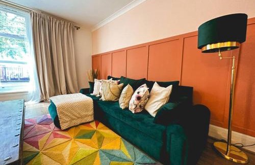 Little Venice Apartment | Charming spacious 2BR Flat near station plus parking