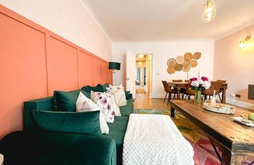 Little Venice Apartment | Charming spacious 2BR Flat near station plus parking