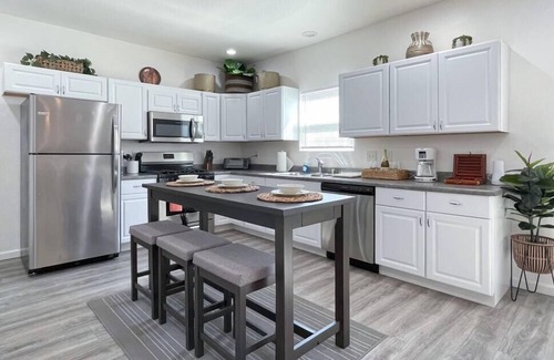North Oak Park House | Charming, spacious 3 bdrm near brewery/restaurants