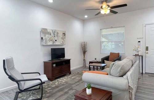 North Oak Park House | Charming, spacious 3 bdrm near brewery/restaurants