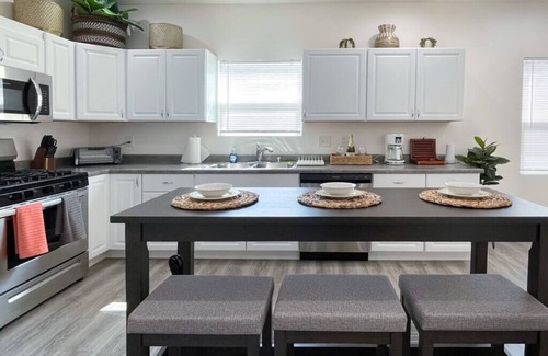 North Oak Park House | Charming, spacious 3 bdrm near brewery/restaurants