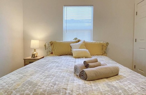 North Oak Park House | Charming, spacious 3 bdrm near brewery/restaurants