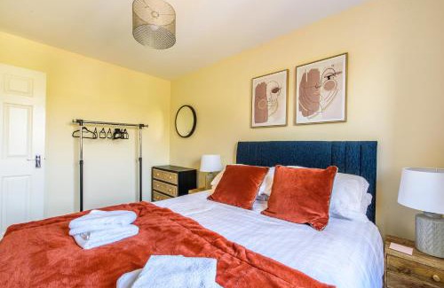 Ipswich House | Charming & Spacious 3BR With Private Parking Near Ipswich