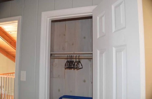 Heron Harbour Isle House | Charming & Spacious Beach Cottage. Walk to Beach!