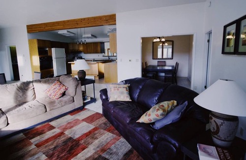 Whitehall House | Charming, Spacious, Contemporary Mountain Retreat