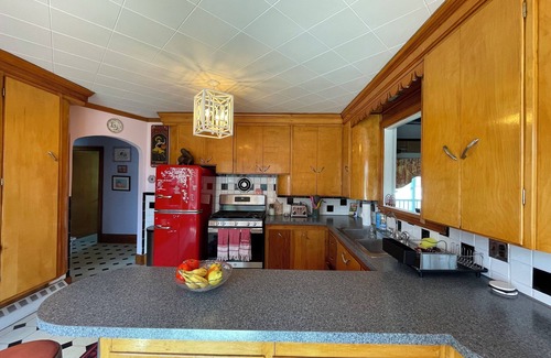 Southern Coast House | Charming, sprawling cape in Sunny Saco, Maine!