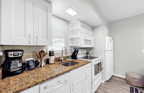 Bradenton Beach Cottage | Charming Stand Alone Cottage! Walk 2 Beach/Bridge