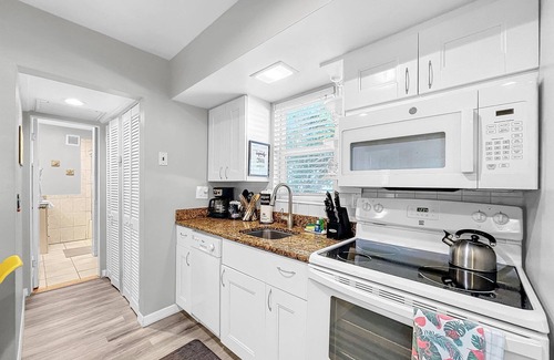 Bradenton Beach Cottage | Charming Stand Alone Cottage! Walk 2 Beach/Bridge