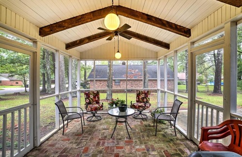 Starkville House | Charming Starkville House with Yard - 2 Mi to MSU!
