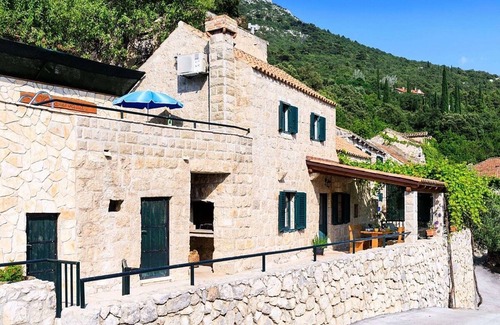 Mihanici Villa | Charming Stone Cottage, Private Pool & Panoramic Views of the Konavle Valley - 30mins to Dubrovnik!