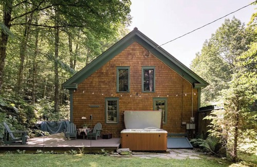 Moscow Cabin | Charming Stowe Cabin w/Hot Tub, Trails, Streams