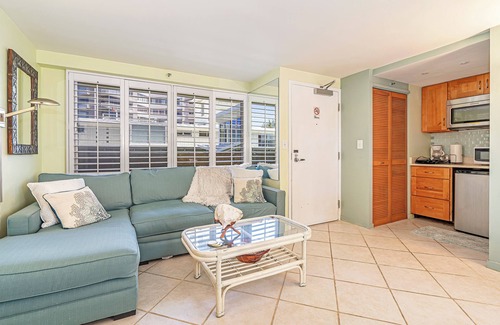 Diamond Head - Kapahulu - St. Louis Apartment | Charming Studio Apartment with WiFi, AC in beautiful Diamond Head Beach Park!
