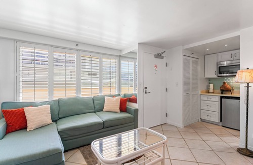 Diamond Head - Kapahulu - St. Louis Apartment | Charming Studio Apartment with WiFi, AC in beautiful Diamond Head Beach Park!