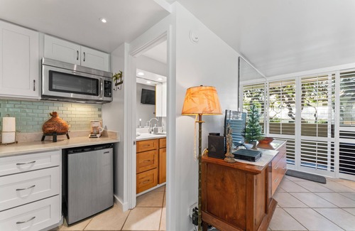 Diamond Head - Kapahulu - St. Louis Apartment | Charming Studio Apartment with WiFi, AC in beautiful Diamond Head Beach Park!