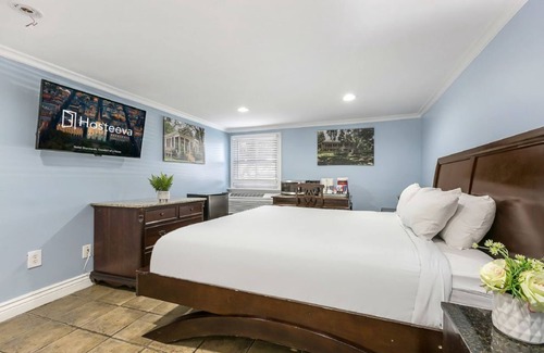 Mid-City Hotel | Charming Studio by Canal Streetcar Line