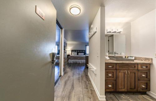 Truckee House | Charming Studio Deluxe w/Full Kitchen #115 at Donner Lake Village