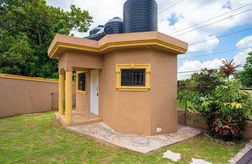 Mandeville Apartment | Charming studio in Mandeville for a relaxing getaway. Likle but wi tallawah