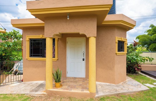 Mandeville Apartment | Charming studio in Mandeville for a relaxing getaway. Likle but wi tallawah
