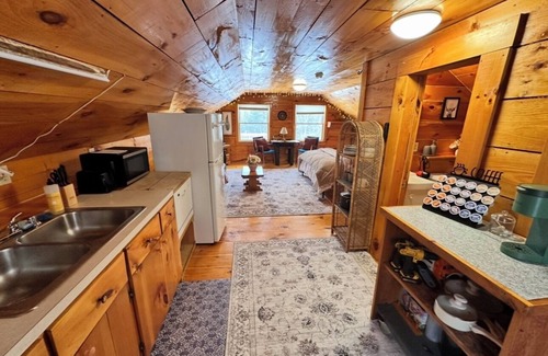 Waterbury Apartment | Charming studio in the lovely Duxbury VT