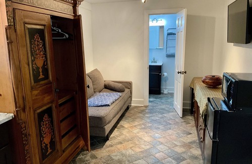 Urban Core Apartment | Charming Studio in the Heart of Springfield