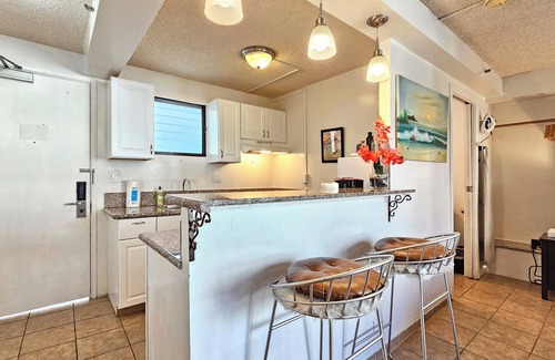 Diamond Head - Kapahulu - St. Louis Apartment | Charming studio in wonderful Honolulu w/WiFi & AC-Sleeps 3nWAIKIKI GRAND HOTEL®