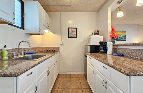 Diamond Head - Kapahulu - St. Louis Apartment | Charming studio in wonderful Honolulu w/WiFi & AC-Sleeps 3nWAIKIKI GRAND HOTEL®