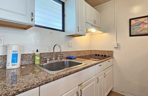 Diamond Head - Kapahulu - St. Louis Apartment | Charming studio in wonderful Honolulu w/WiFi & AC-Sleeps 3nWAIKIKI GRAND HOTEL®