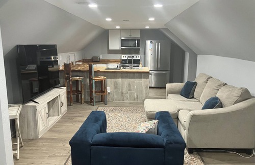 Portsmouth Apartment | Charming studio lounge with WiFi and AC in Portsmouth