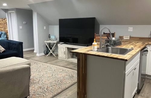Portsmouth Apartment | Charming studio lounge with WiFi and AC in Portsmouth