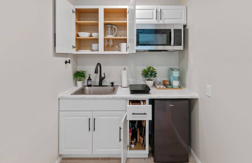 Riverside House | Charming studio near UCR, Downtown & plazas