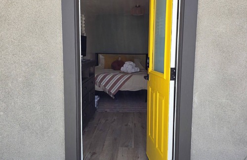 Bassett Apartment | Charming studio perfect for couples central to all airports