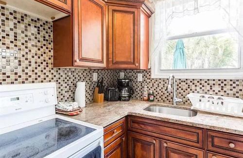 Sarasota Apartment | Charming Studio Unit Across from Lido Key Beach