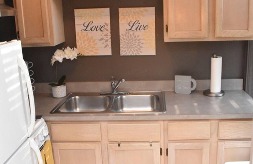 Jeffersonville Apartment | Charming Studio in Downtown Jeffersonville – Walk to Everything!