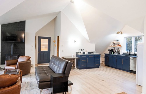 Rangeley Apartment | Charming studio with lake access & AC, close to downtown 15min to Saddleback