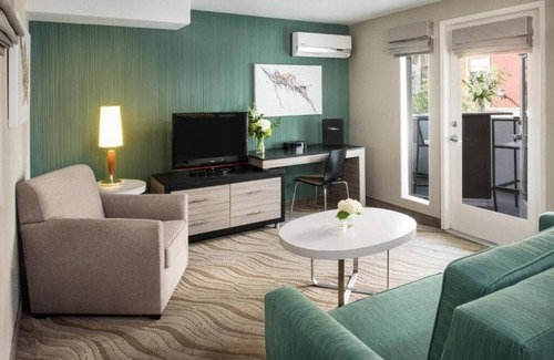 Little Italy Hotel | Charming Suite Perfect for Art Enthusiasts Visiting Little Italy | 3 Units