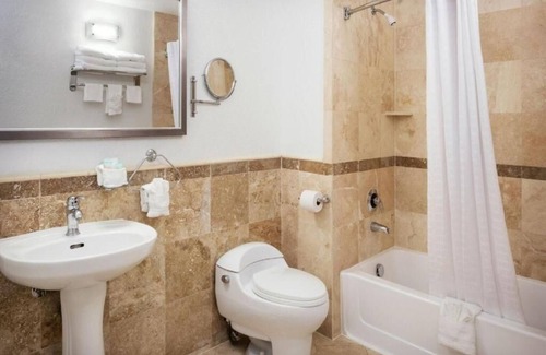Little Italy Hotel | Charming Suite Perfect for Art Enthusiasts Visiting Little Italy | 3 Units