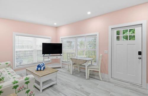 Sanibel Apartment | Charming Suite with Balcony and Bikes at Historic Sandpiper Inn