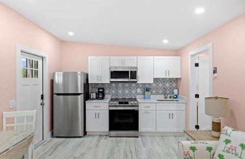 Sanibel Apartment | Charming Suite with Balcony and Bikes at Historic Sandpiper Inn
