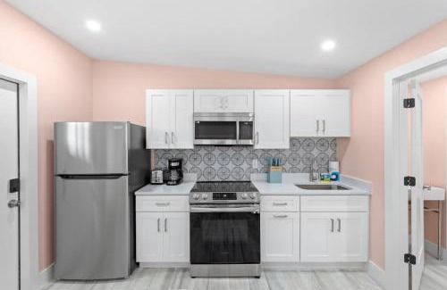 Sanibel Apartment | Charming Suite with Balcony and Bikes at Historic Sandpiper Inn