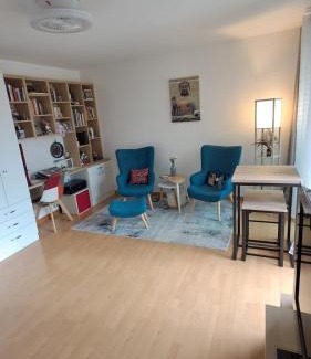 Hyeres City Centre Apartment | Charming T1 with balcony in Hyères
