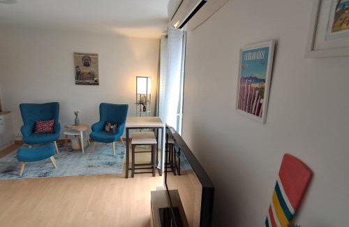 Hyeres City Centre Apartment | Charming T1 with balcony in Hyères