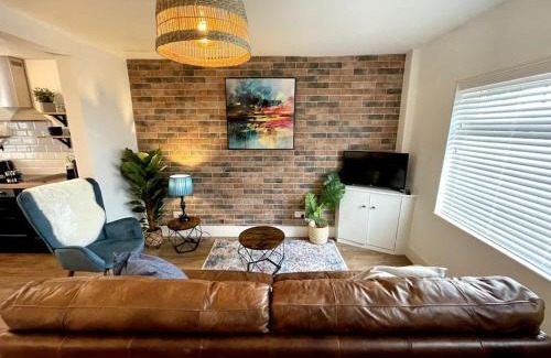Nantwich Apartment | Charming Terrace Home, Nantwich -Near train station & Town