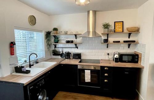 Nantwich Apartment | Charming Terrace Home, Nantwich -Near train station & Town