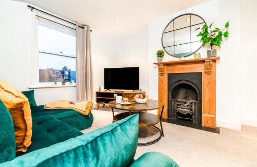 Tooting Apartment | Charming Tooting Hideaway garden, resident parking, near Tooting hospital