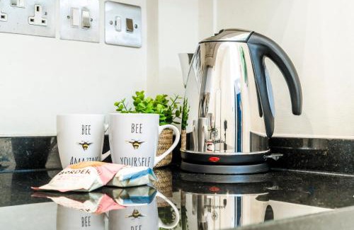 Tooting Apartment | Charming Tooting Hideaway garden, resident parking, near Tooting hospital