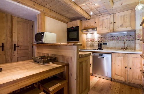 Le Cret Apartment | Charming Top-Floor Apartment with Fireplace in Cozy Residence, Val-d'Isère